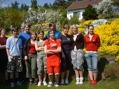 Klasse vor Gartenkulisse